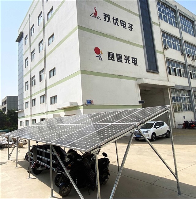 خارج الشبكة الشمسية للسيارة